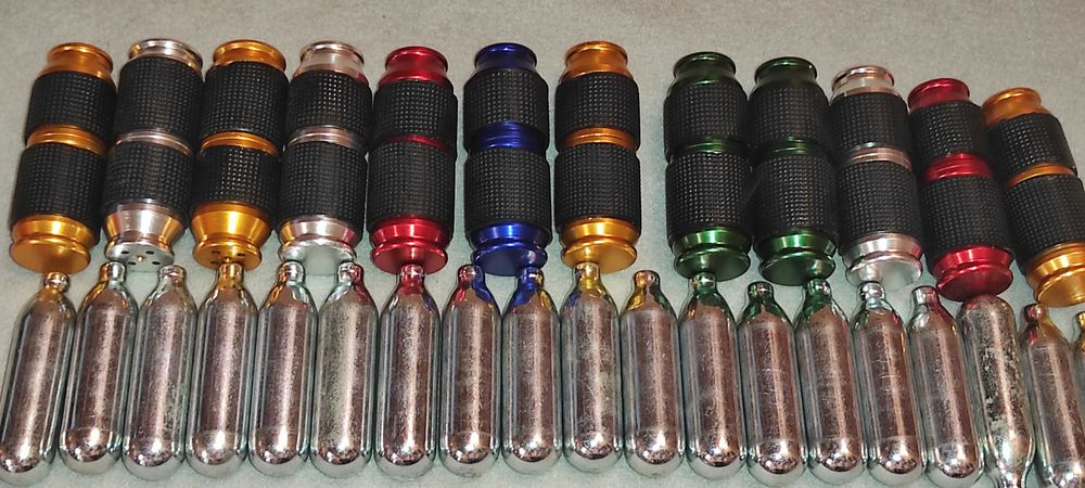 vand  Dispozitiv ( cracker ) pt. umflat baloane  12 BUCATI + 25 CAPSULE - 8 GRAME.