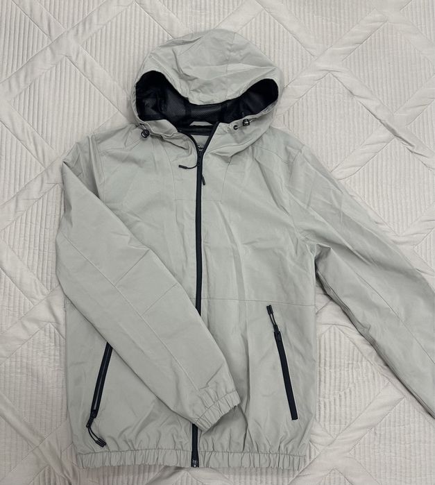 Продам ветровку.