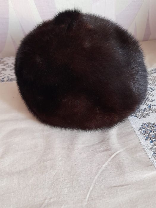 Шапки женские разные.