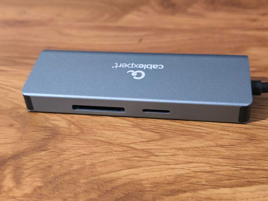 CableExpert 5-в-1 USB-C Адаптер: Твоят Пълен Комплект за Свързаност!