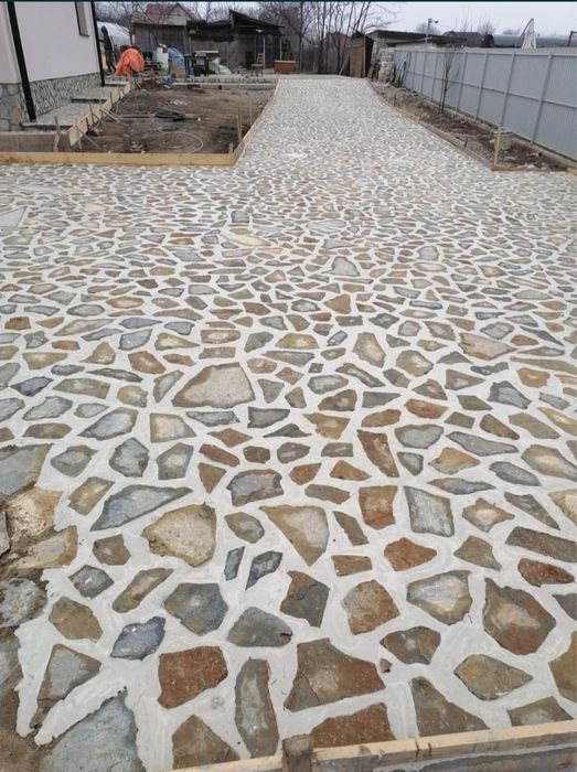 Piatra naturala de munte baieti cu experienta