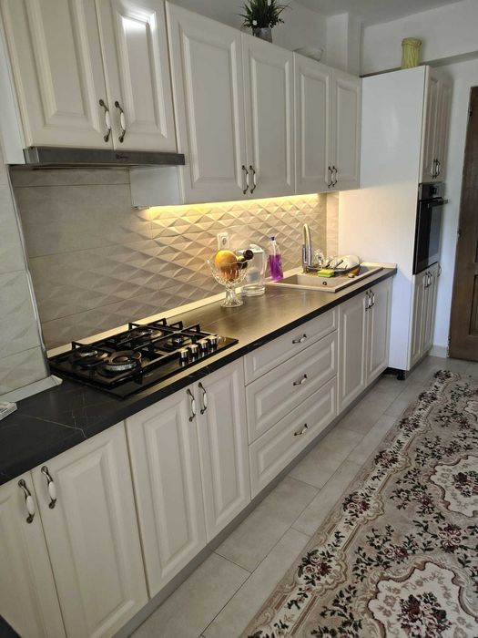 DE VÂNZARE / ELADÓ – Apartament 3 camere / 3 szobás lakás complet utilat și mobilat / Teljesen bútorozott és gépesített