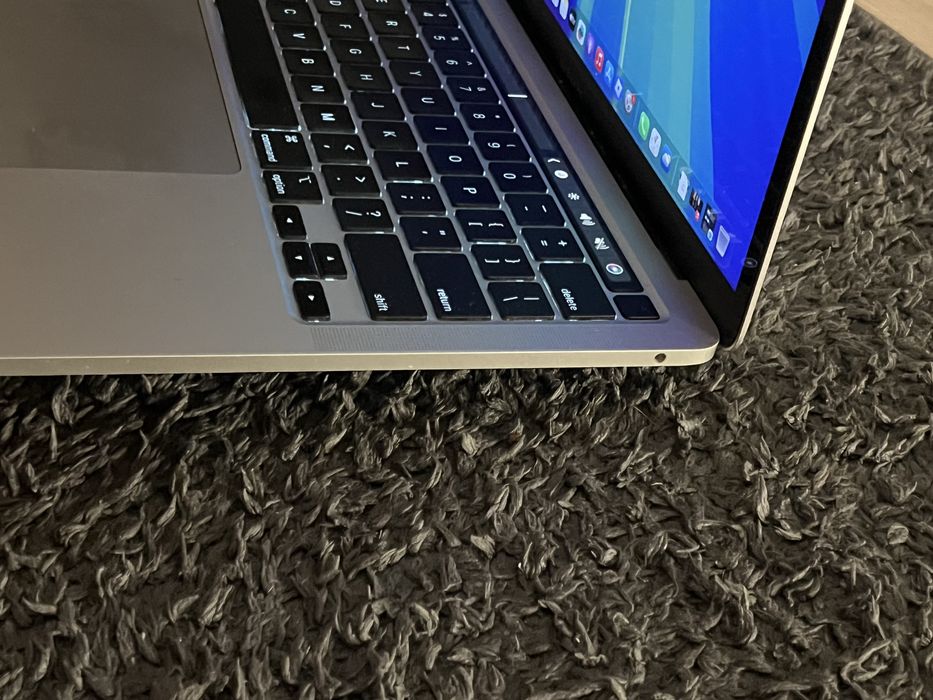 Macbook pro 2020 13-inch.