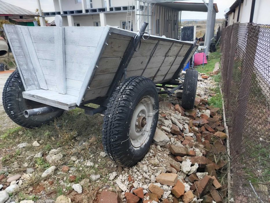 Căruță pentru turism sau tractor