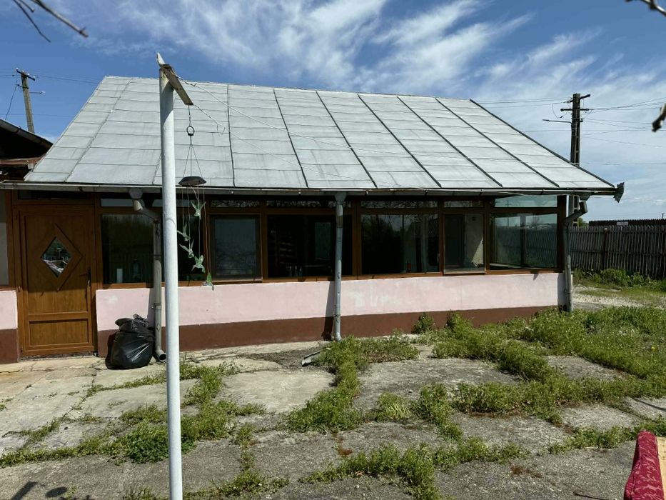 Vând casă la curte