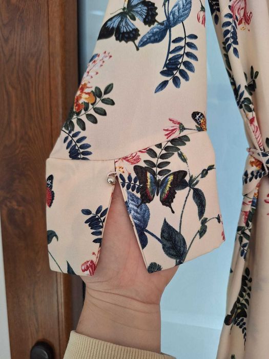 Rochie H&M crem cu imprimeu fluturi și flori – Mărimea 44