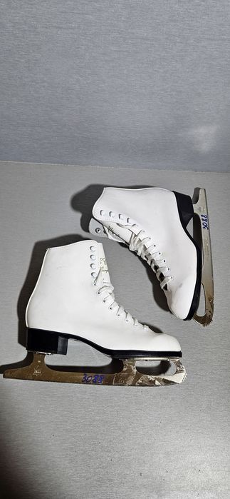 Patine 3088 gheata patinaj artistic CCM   marime  40 ( 26,5   cm lungime interioara) pt picior ingust.