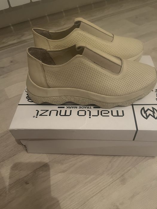 новый кроссовка , ………………..