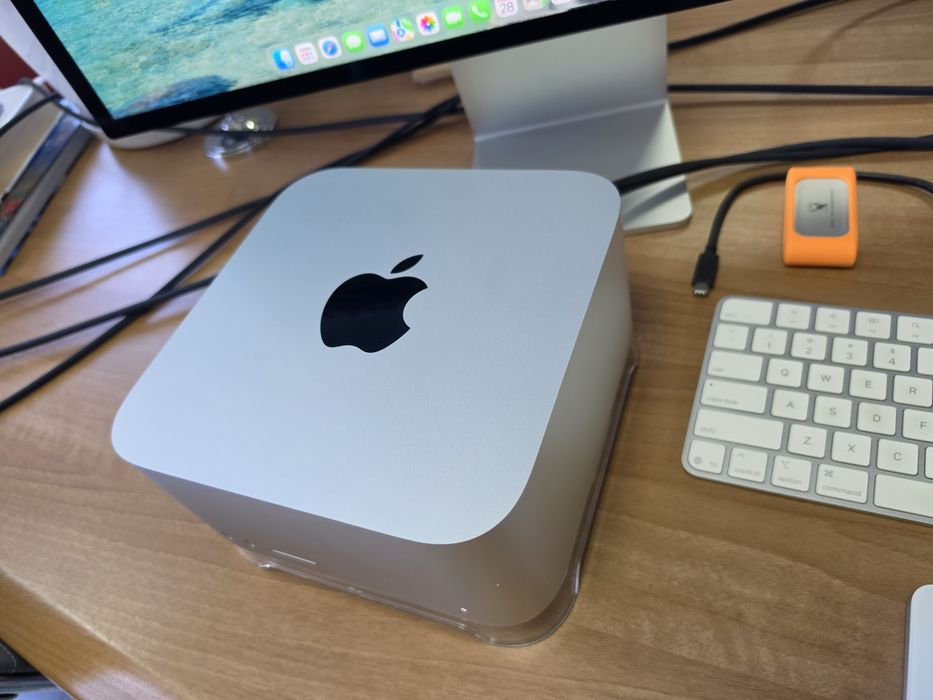 Mac Studio M2 Max 32GB/512GB + Stand NVME+ KB + Mouse