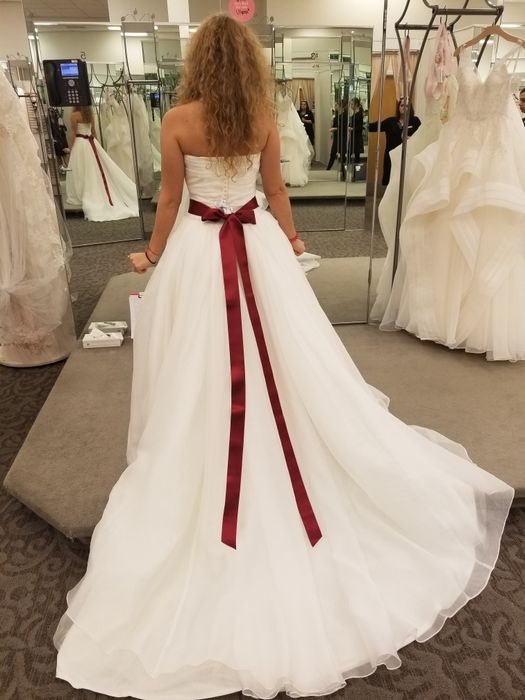 Vera Wang (Вера Уонг) уникална дизайнерска сватбена рокля с шлейф