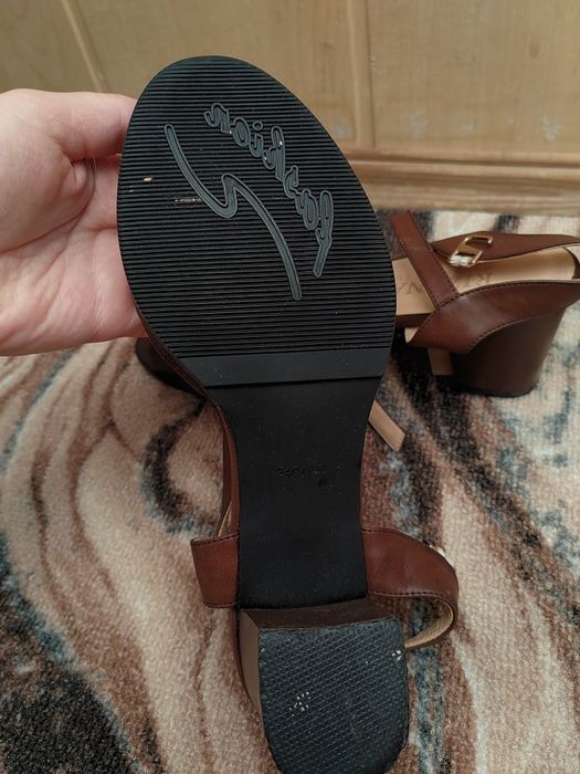 Продаются туфли женские