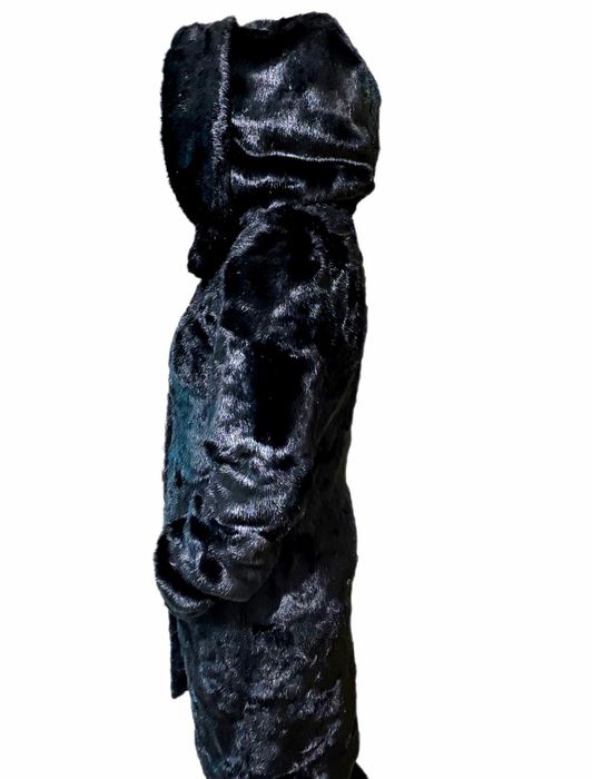 Черная шуба с капюшоном