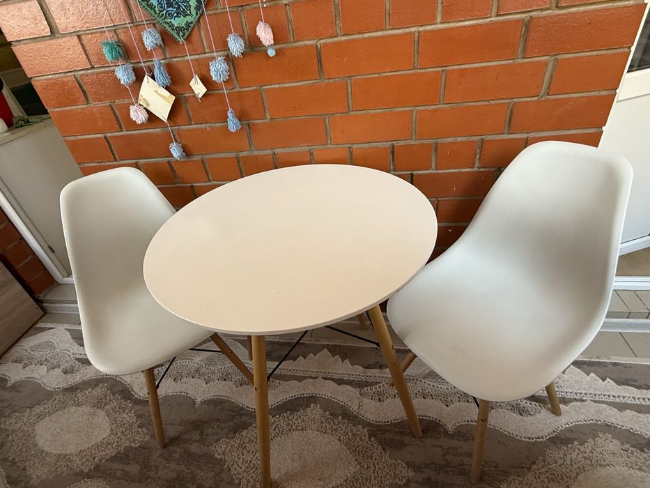 Кухонный стол  и стулья