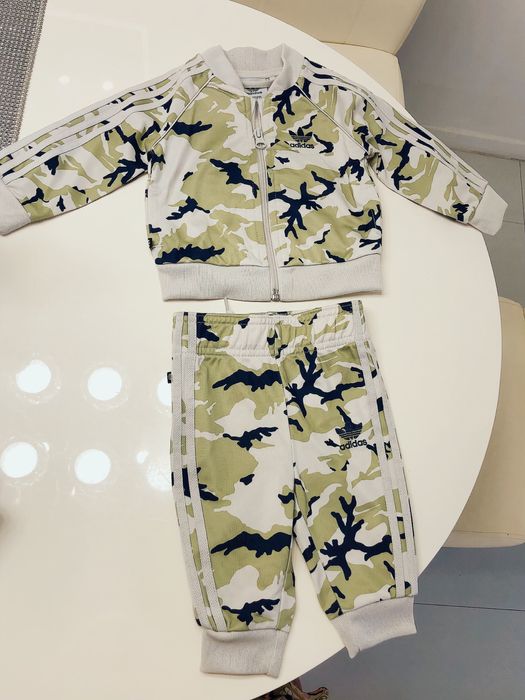 Trening adidas, mărimea 6-9 luni, arată impecabil.