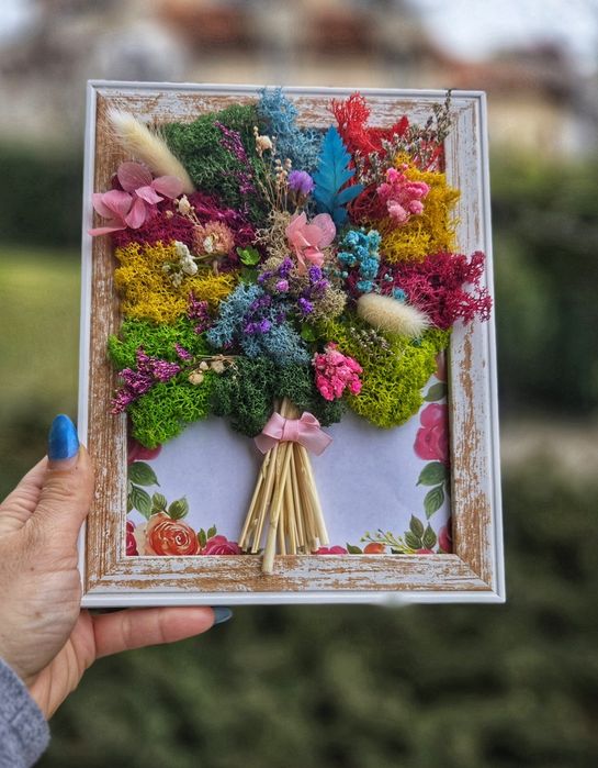 Красива картина букет за всеки повод декориран със скандинавски мъх