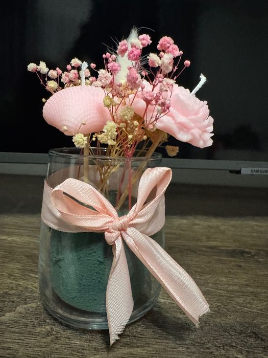 •	Lumânare decorativă cu flori uscate – Cadou delicat
