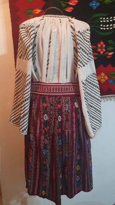 REDUCERE PRET 25%! Costum popular (ie/camasa, valnic/fota/catrinta)