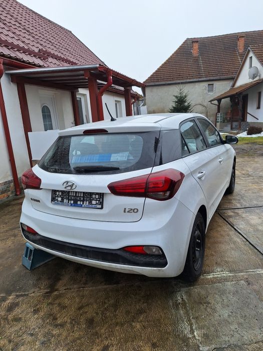 Vand Hyundai i20 din 2018, avariat.
