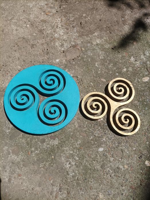 Simbol terapii alternative energetice Triskelion din lemn ptr energizare/echilibrare
