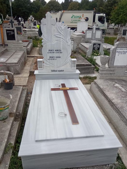 Morminte placate & cadre masive