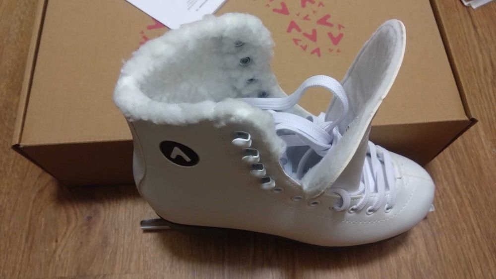 NOU! Patine artistice femei Attabo, 37 alb
