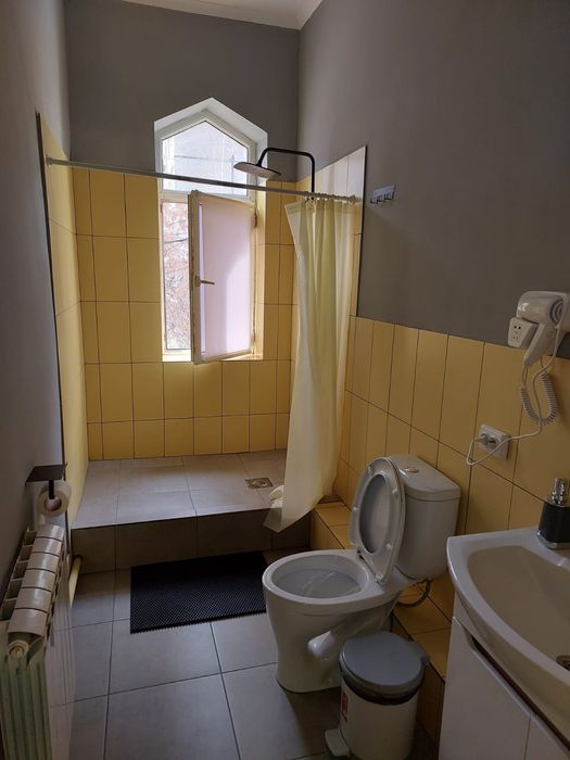 Хостел (Жандосова-Правды)