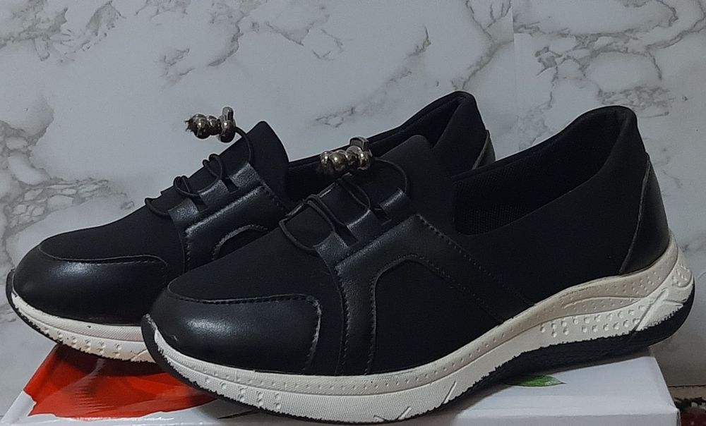 Oyoq kiyimlar sotiladi