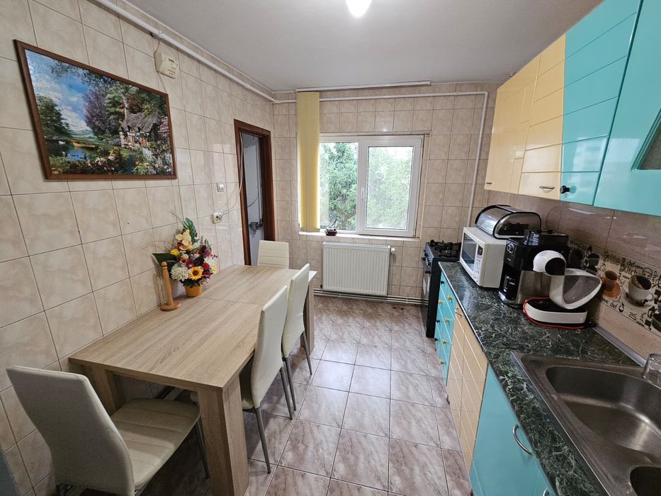 Inchiriez apartament 4 camere in zona polivalenta