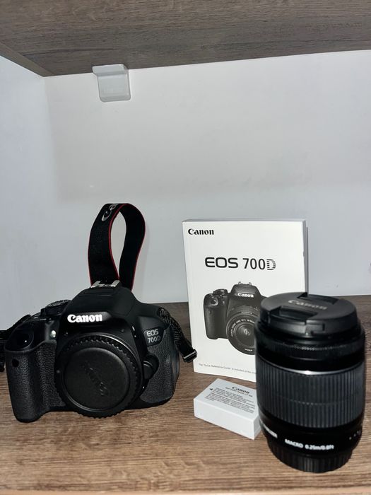 CANON EOS 700D + обектив 18-55 мм