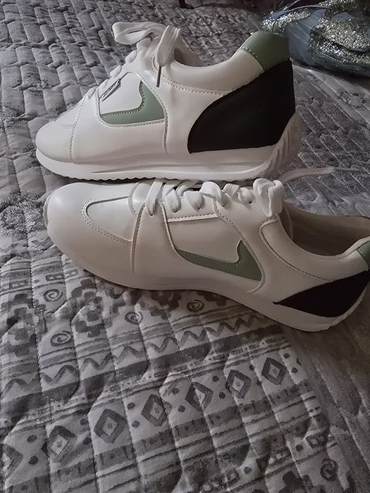 Кроссовки новые.