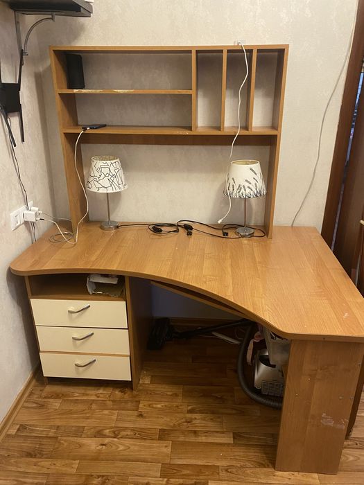 Стол для учебы.