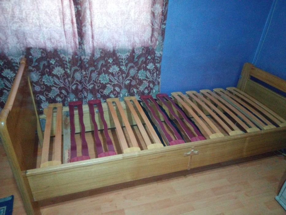 de  vanzare    pat    pentru  1-  persoane !!!