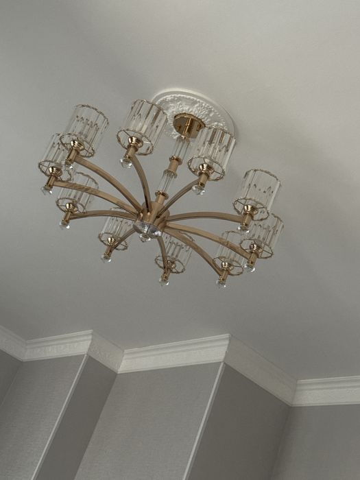 Продоется  подвесная люстра в стиле неоклассика.