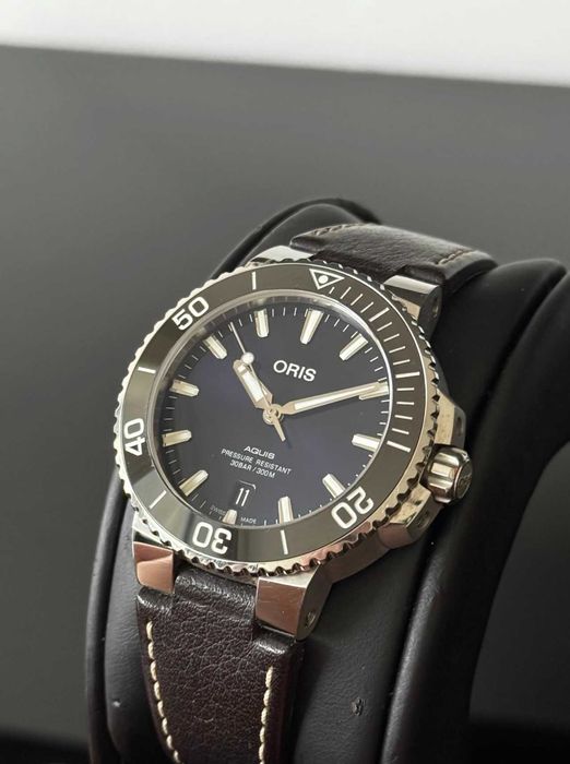 Часовник Oris Aquis Date 39.5 mm син циферблат (перфектен)