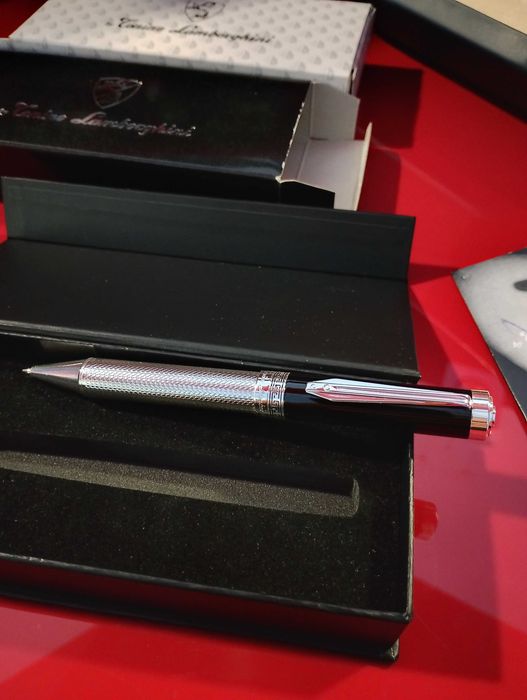 Продавам оригинална химикалка Tonino Lamborghini . Тя е с оригиналния пълнител с който е закупена като нова един собственик.
