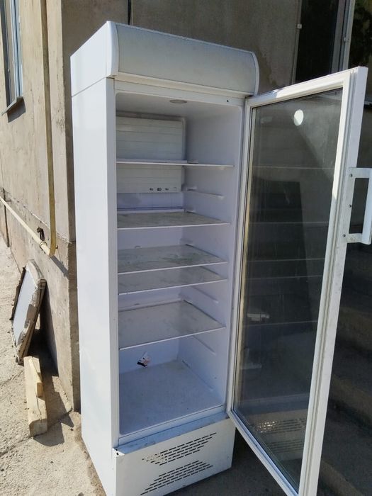 Продам витринный холодильник