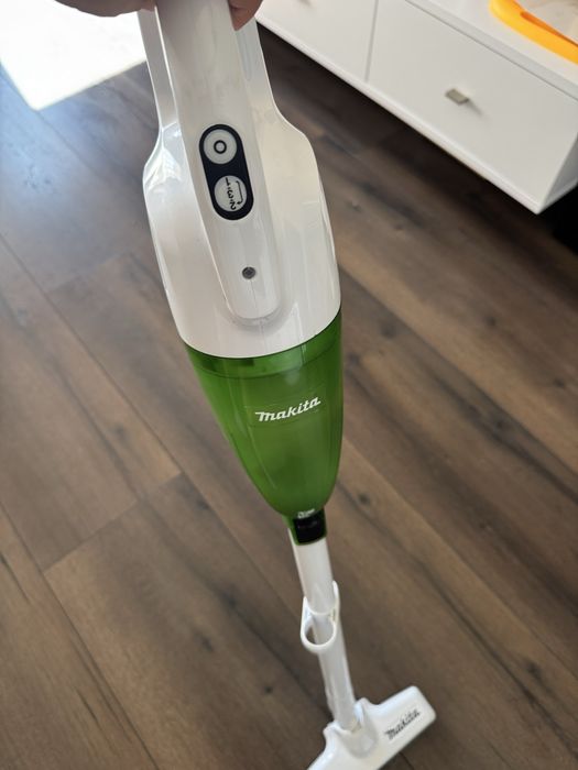 Вертикална прахосмукачка Makita