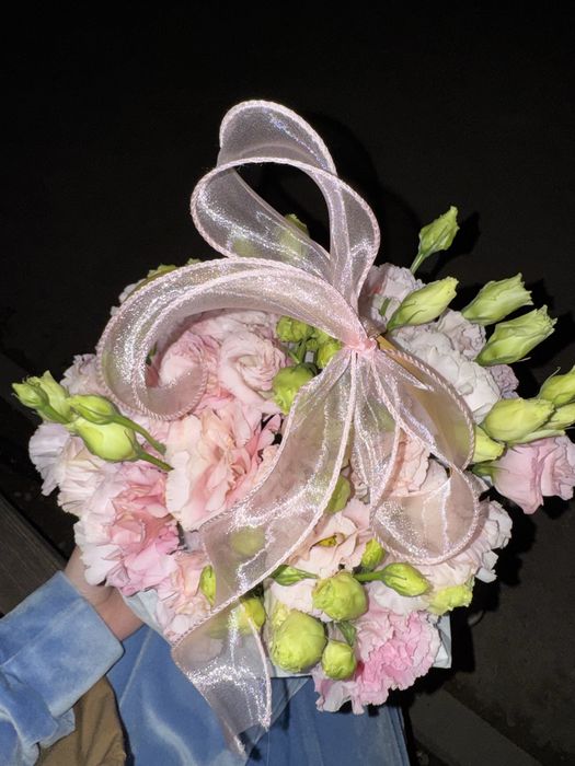 Цветы свежие красивые на корзине