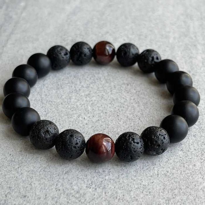 Подарочный мужской браслет из натурального камня в крафтовой упаковке.