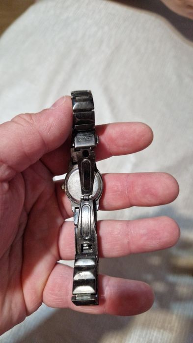 Часовник Q&Q с светещи стрелки