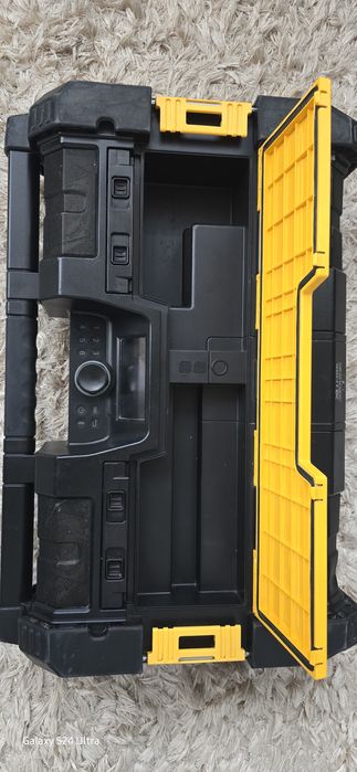 Radio șantier dewalt.
