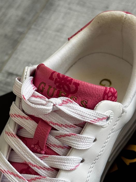 Бели обувки Guess
