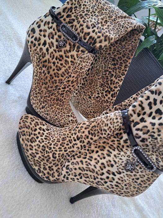 Vând cizme prețioase