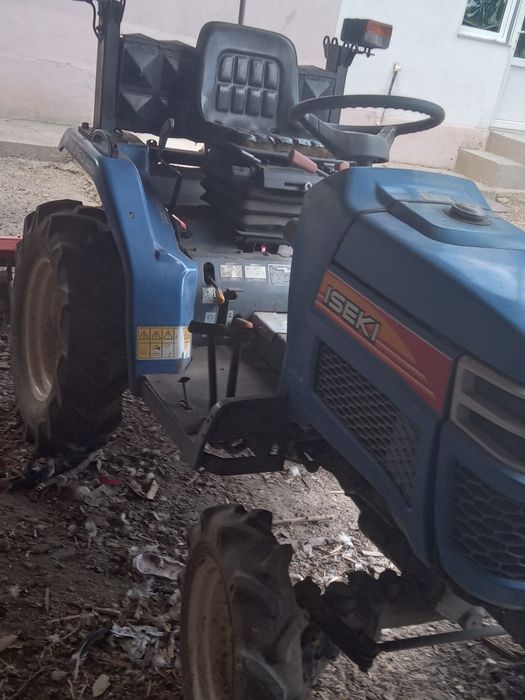 Vand tractor Iseki .An fabricatie 2008.1200 ore  +freza,plug ,prasitoare.ug ,prasitoare.Pret 5000 E,negociabil.Accept si schimb  cu auto.