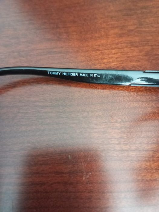 Солнцезащитные очки Tommy Hilfiger