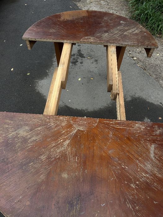 Деревянный круглый стол