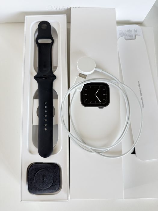 Apple Watch 5 - 44 mm Space Gray model A2093