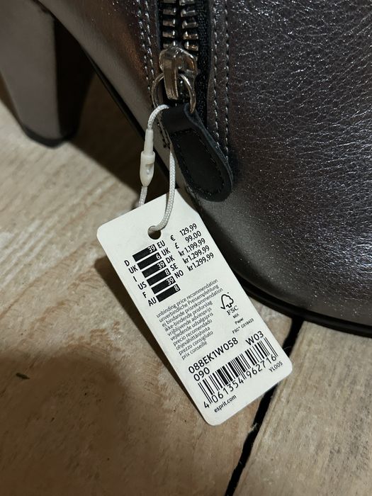 Cizme de piele cu eticheta