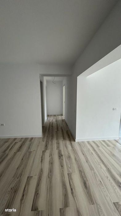 Apartament 3 camere, balcon, curte împrejmuită
