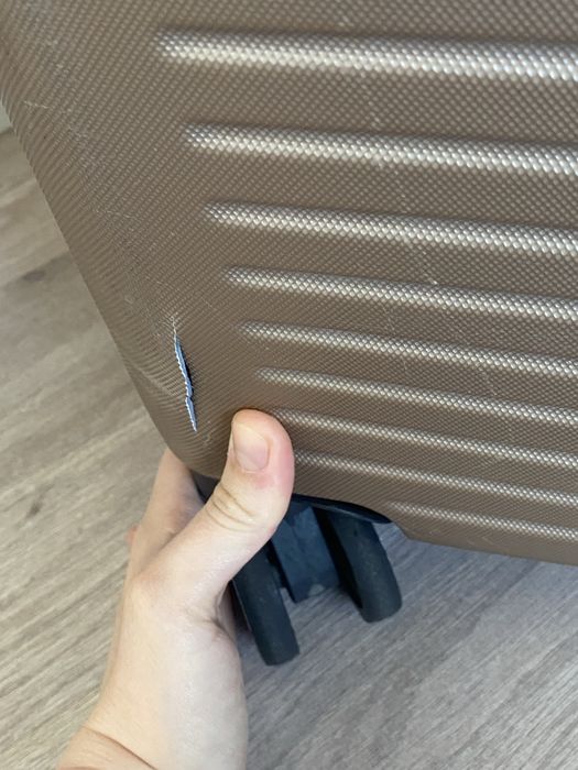 Забронирован. Чемодан размера L, битый